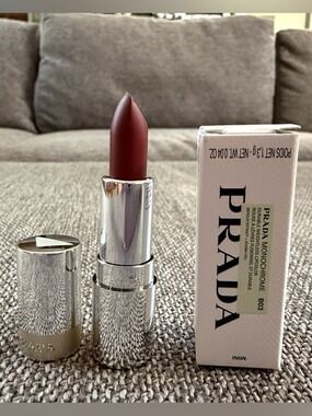 Prada Monochrome Durable 
Weightless Lipcolor B03 Manogany Hyper Matte Mini 1.3g